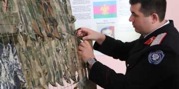 Лидер казачьей молодежи края вместе с казачатами принял участие в плетении маскировочных сетей для участников СВО