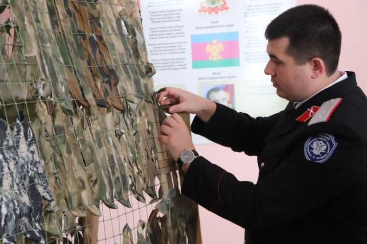 Лидер казачьей молодежи края вместе с казачатами принял участие в плетении маскировочных сетей для участников СВО