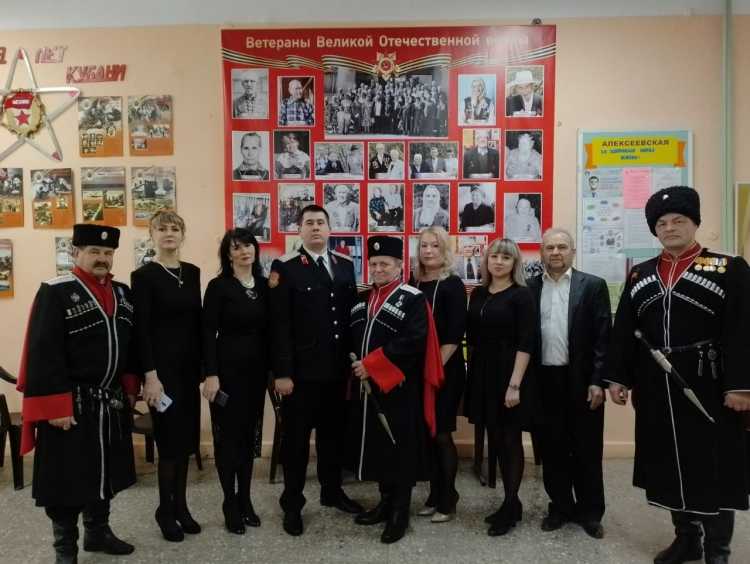 Председатель СКМК Владислав Кириченко вместе с казаками Алексеевского ХКО посетил музейную комнату