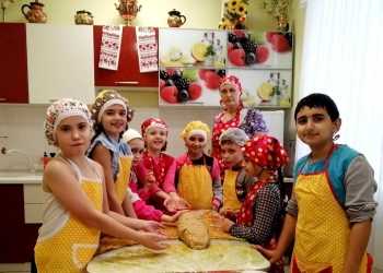 Учащиеся Воскресной школы напекли печенья для казаков-добровольцев, участников СВО