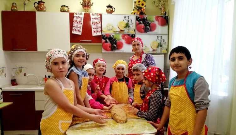 Учащиеся Воскресной школы напекли печенья для казаков-добровольцев, участников СВО