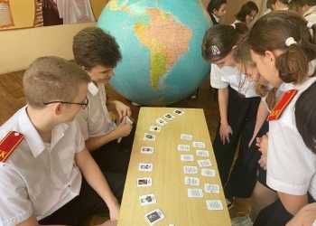 В казачьей школе № 14 ст. Журавской Кореновского района старшеклассники провели игру «Ученый говорит»