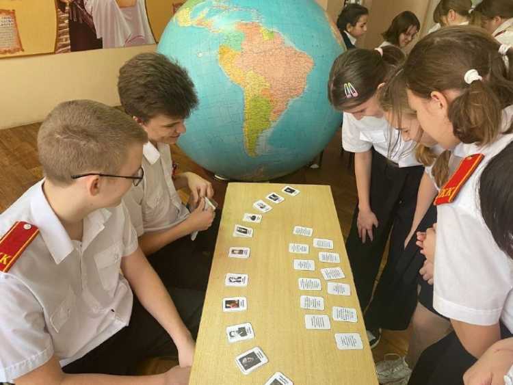 В казачьей школе № 14 ст. Журавской Кореновского района старшеклассники провели игру «Ученый говорит»