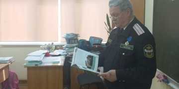 Адлерские казаки-наставники провели урок в казачьем классе школы № 28