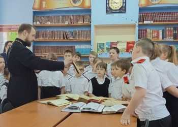 Для учащихся казачьей школы № 14 была проведена познавательная выставка книг духовной направленности
