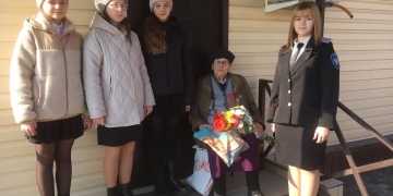 Казачата побывали у ветерана Великой Отечественной Войны и поздравили её с 8 марта!