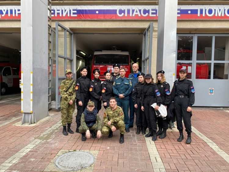 Казаки-работники МЧС провели экскурсию для воспитанников клуба «Святогорец» в сочинскую пожарную часть