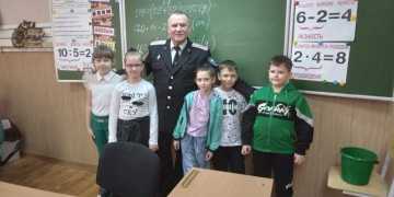 После традиционной линейки в МОБУ СОШ № 14 им. генерала М.П. Бабича ст. Журавской прошло внеурочное занятие «Разговоры о важном»