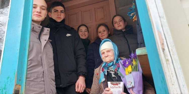 Учащиеся казачьей школы № 14 ст. Журавской поздравили труженицу тыла Червяк Валентину Степановну с 8 Марта