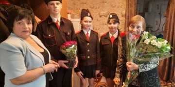 Учащиеся школы № 43 поздравили Зинаиду Ивановну Попову - узницу фашистского концлагеря с женским Днём 8 марта