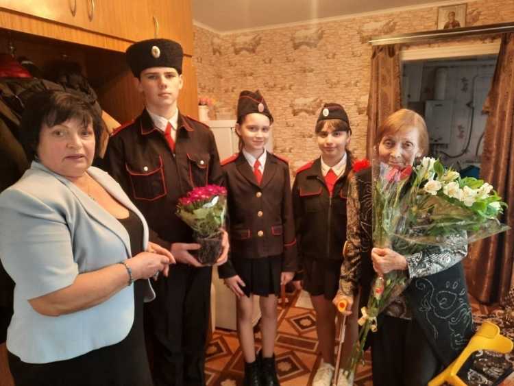 Учащиеся школы № 43 поздравили Зинаиду Ивановну Попову - узницу фашистского концлагеря с женским Днём 8 марта