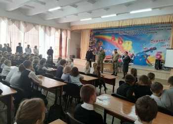 В МАОУ СОШ № 15 станицы Гостагаевской состоялась встреча учащихся казачьих классов с участниками СВО.