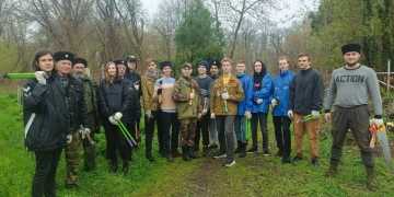 Казачья сотня КубГУ организовала субботник на Всесвятском кладбище