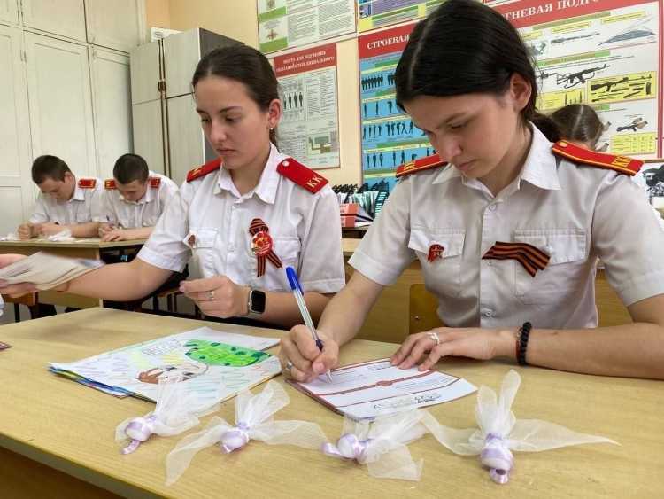 Учащиеся казачьей школы № 14 продолжают отправлять солдатам письма, открытки и рисунки