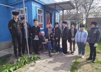 Учащиеся МБОУ СОШ № 3 посетили ветерана ВОВ Маркова Алексея Ивановича и помогли в благоустройстве двора