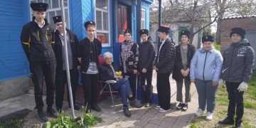 Учащиеся МБОУ СОШ № 3 посетили ветерана ВОВ Маркова Алексея Ивановича и помогли в благоустройстве двора