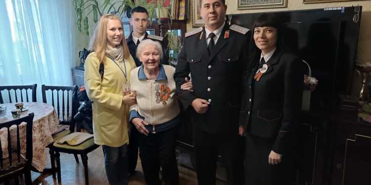 активисты краевого штаба Союза казачьей молодёжи Кубани пришли в гости к казачке-ветерану ВОВ