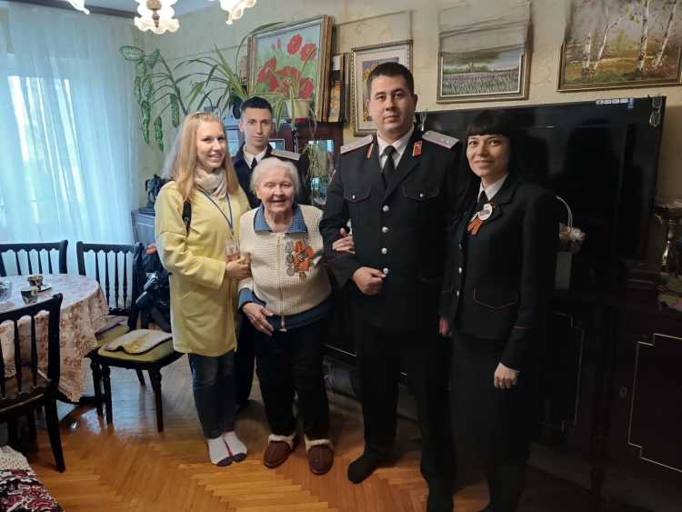 активисты краевого штаба Союза казачьей молодёжи Кубани пришли в гости к казачке-ветерану ВОВ