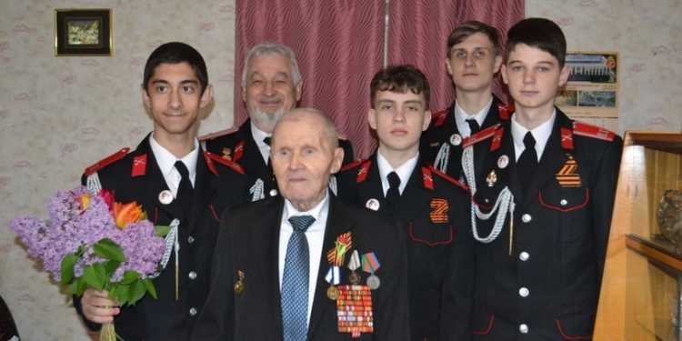 Ейские кадеты поздравили с Днем Победы ветерана войны