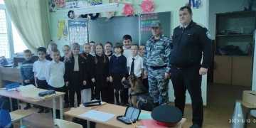 Владимир Евтушенко организовал встречу учащимся казачьих классов с кинологом ОМВД России по Крымскому району