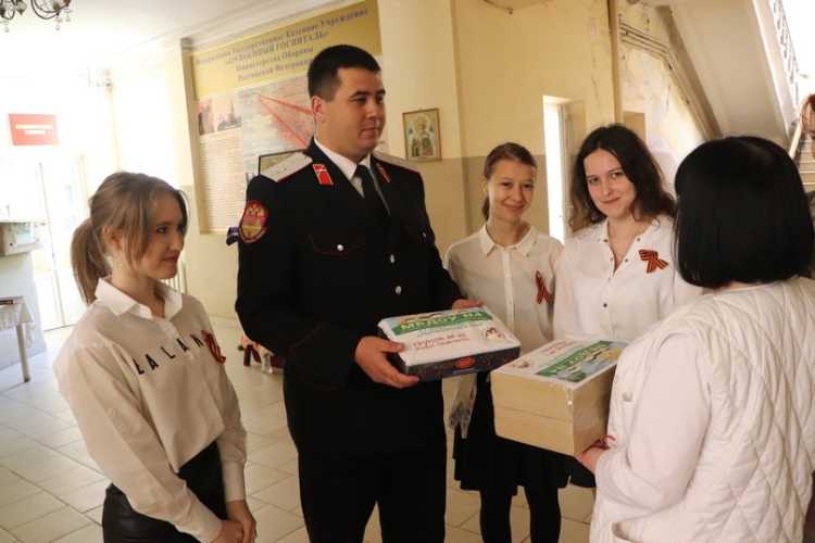 Студенты Краснодара, казачья молодёжь поздравили участников СВО с Днём Победы