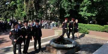 Участники казачьей сотни КубГУ возложили цветы к мемориалу