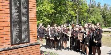 Участники Красноармейского отделения СКМК возложили красные гвоздики к Братской могиле советских воинов