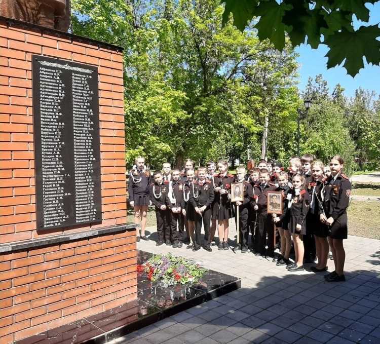 Участники Красноармейского отделения СКМК возложили красные гвоздики к Братской могиле советских воинов