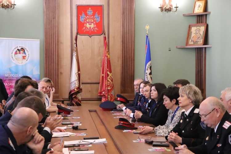 В Краснодаре прошёл круглый стол о настоящем и будущем казачьих кадетских корпусов