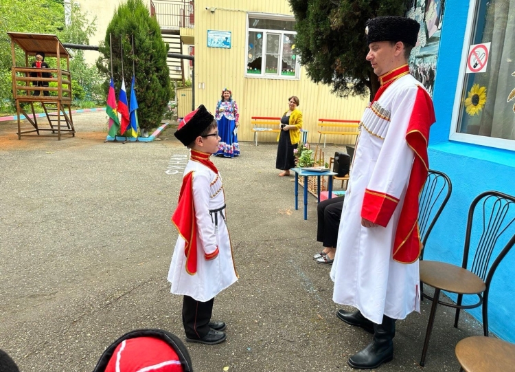 Ежегодно Туапсинский казачий детский сад «Голубая стрела» выпускает в школу группу «Черноморских казачат»