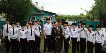 Казачата прошли торжественным маршем перед домом ветерана Ильи Павловича Щеглова