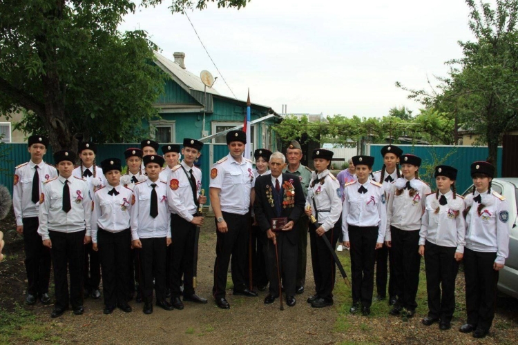 Казачата прошли торжественным маршем перед домом ветерана Ильи Павловича Щеглова