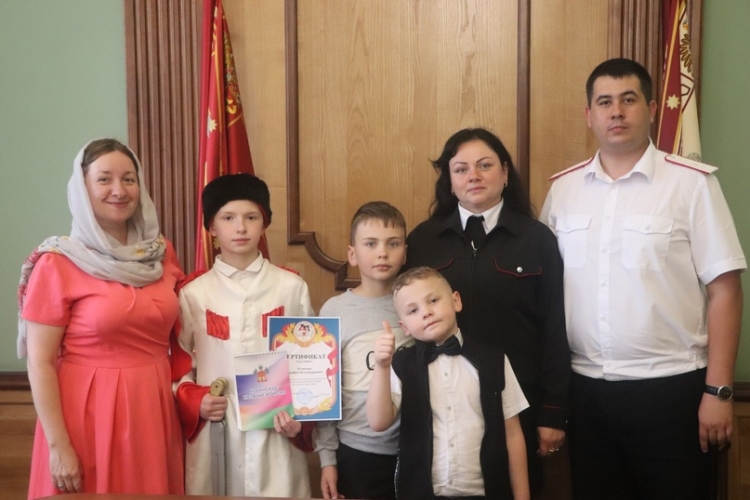 Лидер казачьей молодёжи встретился с двумя многодетными семьями Апшеронского района