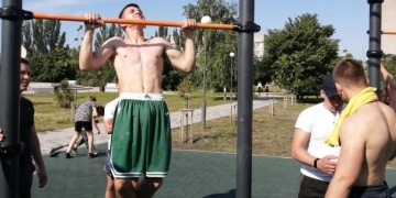 На Молодёжной площади города Ейска прошли районные соревнования по уличной гимнастике «Здоровое поколение - 2023!»