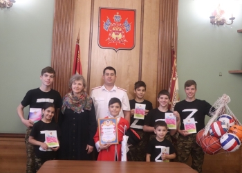 Председатель СКМК Владислав Кириченко поздравил с Днём защиты детей многодетную семью из Темрюкского района