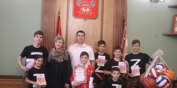 Председатель СКМК Владислав Кириченко поздравил с Днём защиты детей многодетную семью из Темрюкского района