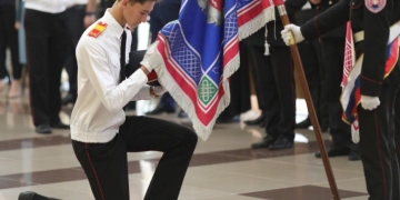 В День России уже по традиции со Знаменем попрощались восемь выпускников отряда «Честь имею!»