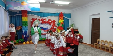 В детском саду № 4 ст. Ленинградской, прошла праздничная- игровая программа "Именинница- Россия"