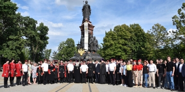 Активисты казачьего молодёжного движения возложили цветы к памятнику Екатерины Великой