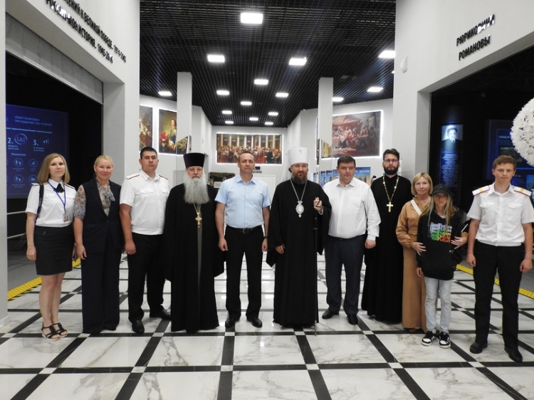 Казачья молодёжь посетила открытие выставки «100-летие подвига новомучеников и исповедников Российских при изъятии святынь»