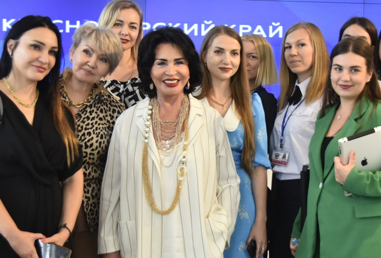 Певица Надежда Бабкина пожелала казачьей молодёжи побед на всех фронтах!