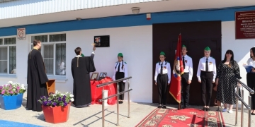 Погибшему казаку открыли мемориальную доску в Славянске-на-Кубани