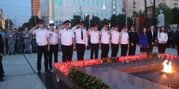 Сегодня, в День памяти и скорби, у Вечного огня на Площади Памяти героев казачья молодёжь зажгла свечи