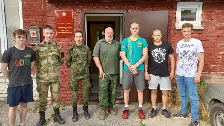 Студенты казачьих сотен Пашковского колледжа и техникума "Знание" отправили гуманитарную помощь для военнослужащих