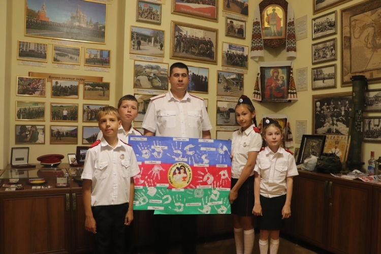Тихорецкие казачата передали творческую поделку в музей Кубанского казачьего войска
