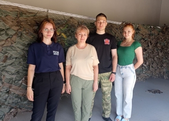 Активисты Союза казачьей молодёжи плетут маскировочные сети для военных