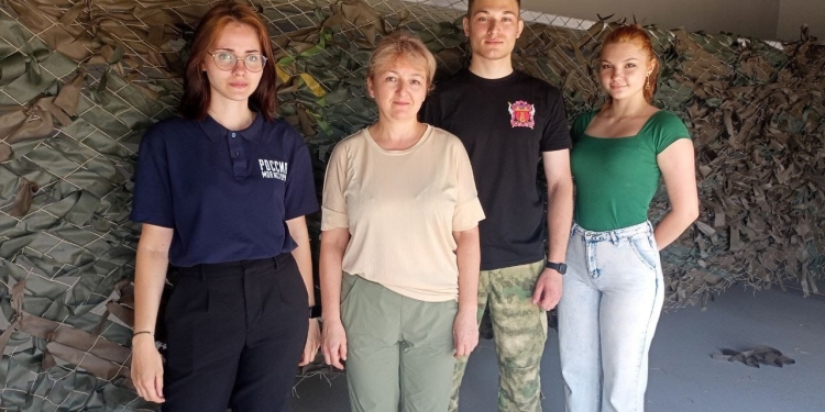 Активисты Союза казачьей молодёжи плетут маскировочные сети для военных