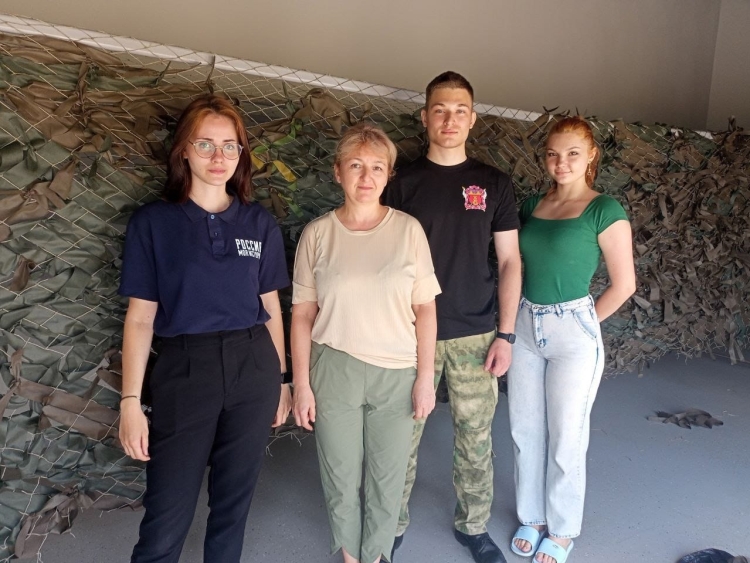 Активисты Союза казачьей молодёжи плетут маскировочные сети для военных