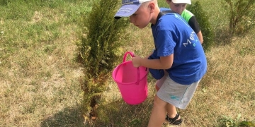 Казачата ухаживают за Садом Памяти в хуторе Береговском