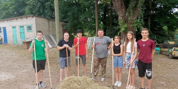 Ребята из Союза Казачьей молодëжи Кавказского района приняли участие в подготовке детского сада к новому учебному году